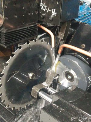 Máy cắt đinh lưỡi cưa cao độ chính xác với máy nạp